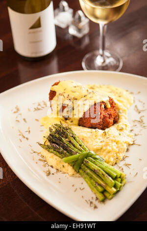 Huhn nicht Cordon Bleu mit einem Glas Chardonnay, Corktree Keller Wein Bar & Bistro, Carpinteria, Kalifornien Stockfoto