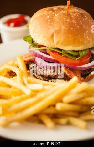 Abb. ' n ' lecker Burger, Char gegrillt kalifornische Wagyu Rindfleisch Patty garniert mit Applewood Bacon, Ziegenkäse, Haus gemacht Fig Zwiebel Marmelade Stockfoto
