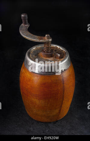 Vintage Pfeffermühle auf schwarzen Steintisch Stockfoto
