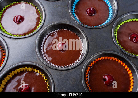 Vorbereitung der Schokoladen-Muffins Nahaufnahme auf dem Tisch. horizontale Ansicht von oben Stockfoto