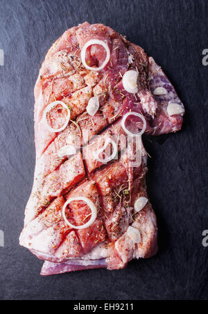 Frisches Schweinefleisch auf schwarzem Stein Stockfoto