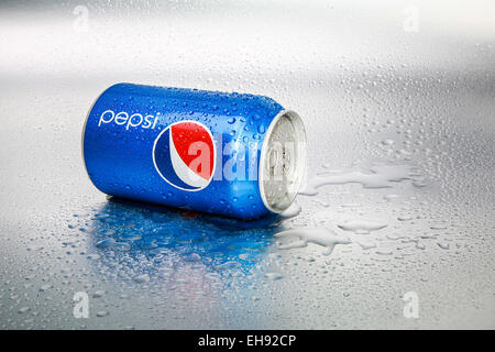 SABAH, MALAYSIA - 8. März 2015: Coca-Cola und Pepsi Dosen auf Metall Hintergrund. Stockfoto