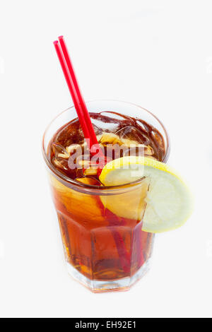 Glas Eistee auf weißem Hintergrund Stockfoto
