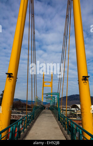 Fußgängerbrücke über der Canadian Pacific Rail Linie in Kamloops, Britisch-Kolumbien Stockfoto