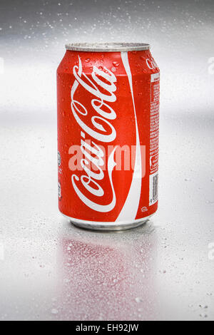SABAH, MALAYSIA - 8. März 2015: Klassische Coca-Cola kann auf Metall Hintergrund. Stockfoto