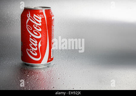 SABAH, MALAYSIA - 8. März 2015: Klassische Coca-Cola kann auf Metall Hintergrund. Stockfoto