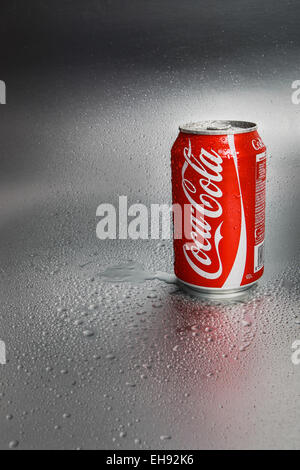 SABAH, MALAYSIA - 8. März 2015: Klassische Coca-Cola kann auf Metall Hintergrund. Stockfoto