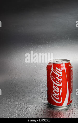 SABAH, MALAYSIA - 8. März 2015: Klassische Coca-Cola kann auf Metall Hintergrund. Stockfoto