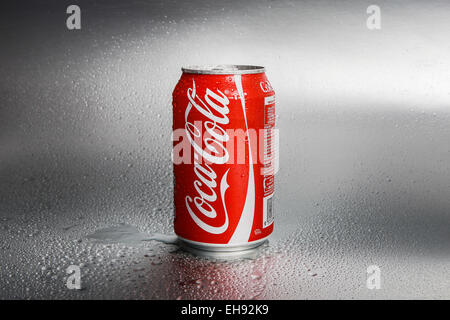 SABAH, MALAYSIA - 8. März 2015: Klassische Coca-Cola kann auf Metall Hintergrund. Stockfoto