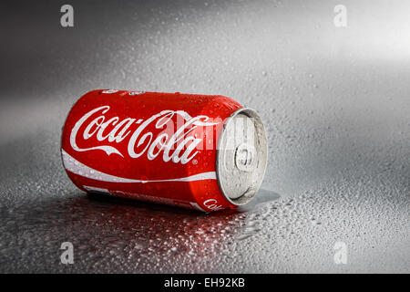 SABAH, MALAYSIA - 8. März 2015: Klassische Coca-Cola kann auf Metall Hintergrund. Stockfoto
