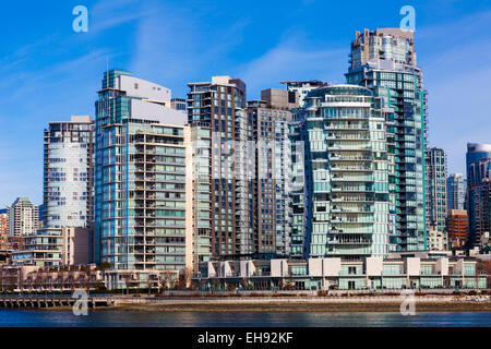 Wohnung-Wohngebäude an der Uferpromenade des False Creek in Vancouver Stockfoto