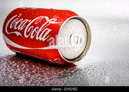SABAH, MALAYSIA - 8. März 2015: Klassische Coca-Cola kann auf Metall Hintergrund. Stockfoto