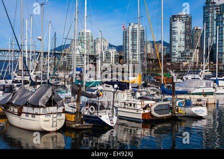 Segeln Schiffe festgemacht an einer privaten Marina in False Creek, Vancouver Stockfoto