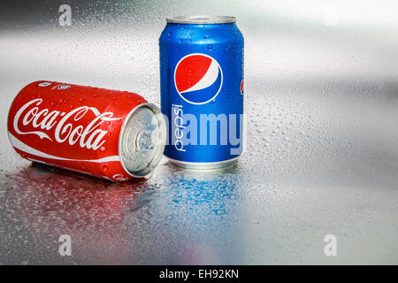 SABAH, MALAYSIA - 8. März 2015: Coca-Cola und Pepsi Dosen auf Metall Hintergrund. Stockfoto