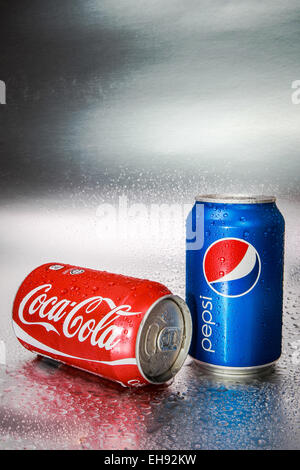 SABAH, MALAYSIA - 8. März 2015: Coca-Cola und Pepsi Dosen auf Metall Hintergrund. Stockfoto