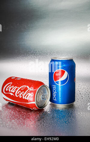 SABAH, MALAYSIA - 8. März 2015: Coca-Cola und Pepsi Dosen auf Metall Hintergrund. Stockfoto