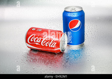 SABAH, MALAYSIA - 8. März 2015: Coca-Cola und Pepsi Dosen auf Metall Hintergrund. Stockfoto