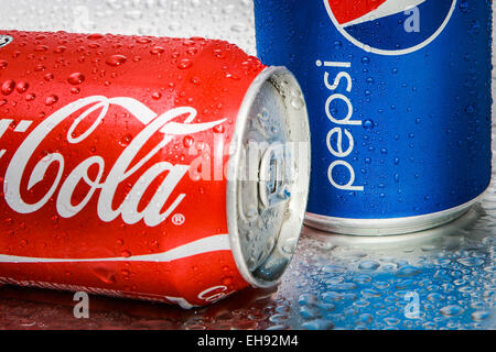 SABAH, MALAYSIA - 8. März 2015: Coca-Cola und Pepsi Dosen auf Metall Hintergrund. Stockfoto