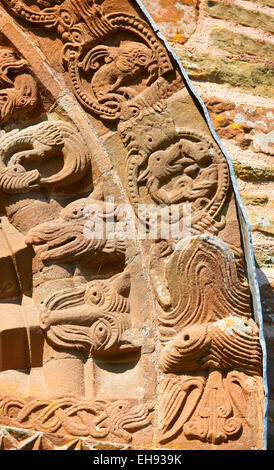 Norman romanische Relief-Skulpturen von Drachen und Fabelwesen, Kilpeck Kirche, Herefordshire, England Stockfoto