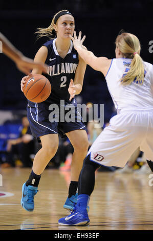 Rosemont, Illinois, USA. 9. März 2015. Villanova Wildcats Wache Alex Louin (2) steuert den Ball in der ersten Hälfte während 2015 große Ost Frauen Basketballturnier-Spiel zwischen der DePaul Blue Dämonen und die Villanova Wildcats in der Allstate Arena in Rosemont, Illinois. Patrick Gorski/CSM/Alamy Live-Nachrichten Stockfoto