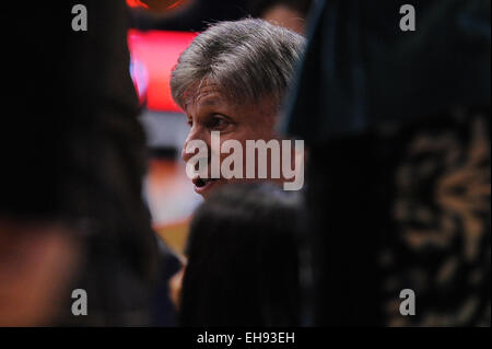 Rosemont, Illinois, USA. 9. März 2015. DePaul Blue Demons Cheftrainer Doug Bruno spricht mit seinem Team bei einem Timeout in der ersten Hälfte während 2015 große Ost Frauen Basketballturnier-Spiel zwischen der DePaul Blue Dämonen und die Villanova Wildcats in der Allstate Arena in Rosemont, Illinois. Patrick Gorski/CSM/Alamy Live-Nachrichten Stockfoto