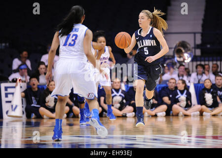 Rosemont, Illinois, USA. 9. März 2015. Villanova Wildcats Wache Caroline Coyer (5) nimmt den Ball nach unten Gericht in der ersten Hälfte während 2015 große Ost Frauen-Basketball-Turnier Spiel zwischen der DePaul Blue Dämonen und die Villanova Wildcats in der Allstate Arena in Rosemont, Illinois. Patrick Gorski/CSM/Alamy Live-Nachrichten Stockfoto