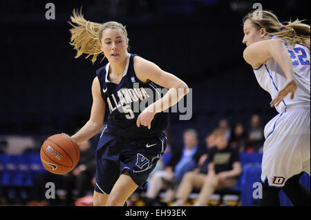 Rosemont, Illinois, USA. 9. März 2015. Villanova Wildcats Wache Caroline Coyer (5) nimmt den Ball nach unten Gericht in der ersten Hälfte während 2015 große Ost Frauen-Basketball-Turnier Spiel zwischen der DePaul Blue Dämonen und die Villanova Wildcats in der Allstate Arena in Rosemont, Illinois. Patrick Gorski/CSM/Alamy Live-Nachrichten Stockfoto