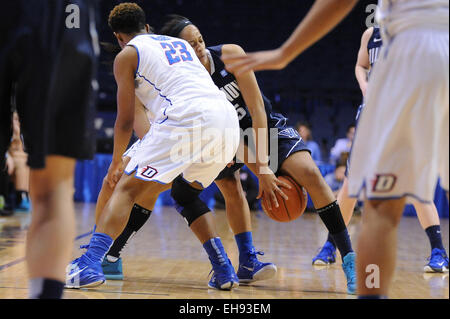 Rosemont, Illinois, USA. 9. März 2015. Villanova Wildcats weiterleiten Kavunaa Edwards (35) versucht, dem Ball in der ersten Hälfte während die 2015 BIG EAST Frauen Basketball-Turnier Spiel zwischen der DePaul Blue Dämonen und die Villanova Wildcats in der Allstate Arena in Rosemont, Illinois. Patrick Gorski/CSM/Alamy Live-Nachrichten Stockfoto