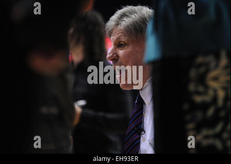 Rosemont, Illinois, USA. 9. März 2015. DePaul Blue Demons Cheftrainer Doug Bruno spricht mit seinem Team bei einem Timeout in der ersten Hälfte während 2015 große Ost Frauen Basketballturnier-Spiel zwischen der DePaul Blue Dämonen und die Villanova Wildcats in der Allstate Arena in Rosemont, Illinois. Patrick Gorski/CSM/Alamy Live-Nachrichten Stockfoto