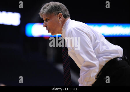 Rosemont, Illinois, USA. 9. März 2015. DePaul Blue Demons Cheftrainer Doug Bruno der Bank in der ersten Hälfte während 2015 große Ost Frauen Basketballturnier-Spiel zwischen der DePaul Blue Dämonen und die Villanova Wildcats in der Allstate Arena in Rosemont, Illinois anschreit. Patrick Gorski/CSM/Alamy Live-Nachrichten Stockfoto