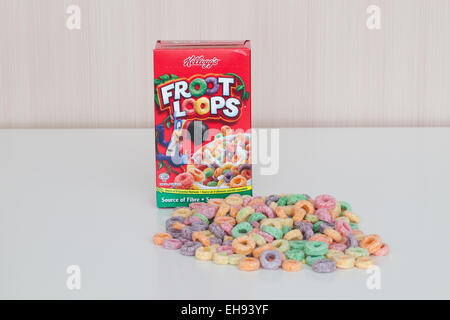 Eine lustige Größe Feld von Kellogg's Froot Schleifen Getreide.  Kanadische Verpackung gezeigt. Stockfoto