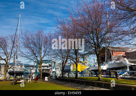 Frühling Boot Wartung auf der Granville Island Boot Werft, Vancouver Stockfoto