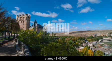 Ansichten von Segovia. Schloss Alcazar und das Tal. Stockfoto