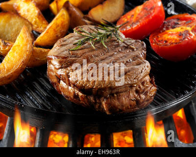 Rindfleisch Filetsteaks wird Pfanne auf offenem Feuer gebraten Stockfoto