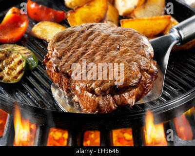 Rindfleisch Filetsteaks wird Pfanne auf offenem Feuer gebraten Stockfoto