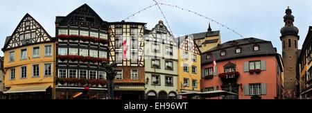 Traditionelle Fachwerkhäuser am Marktplatz in Cochem, Deutschland Stockfoto