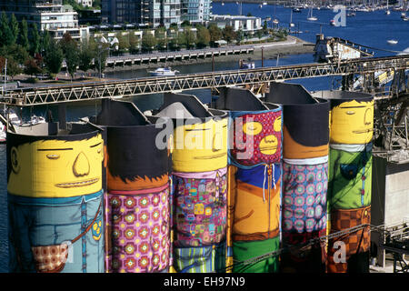 Granville Island, Vancouver, BC, Britisch-Kolumbien, Kanada - "Riesen" Kunst im öffentlichen Raum auf Betonsilos von brasilianischen Künstlern gemalt Stockfoto