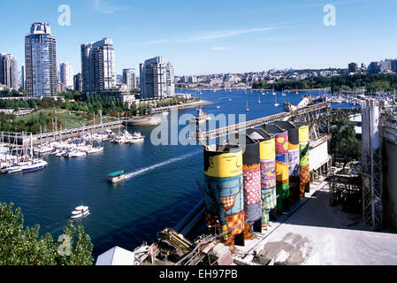 Mit Blick auf False Creek und Granville Island, Vancouver, Britisch-Kolumbien, Kanada - "Riesen" Kunst im öffentlichen Raum auf Betonsilo gemalt Stockfoto