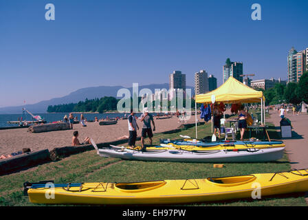 English Bay (erster Strand) im West End, Vancouver, BC, Britisch-Kolumbien, Kanada - Kajakverleih & Freizeitaktivitäten im Sommer Stockfoto