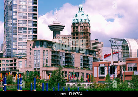 Vancouver, BC, Britisch-Kolumbien, Kanada - Blick auf die Innenstadt von Stadt - Eigentumswohnung Gebäude, Harbour Centre, Sun Tower, Tinseltown Stockfoto