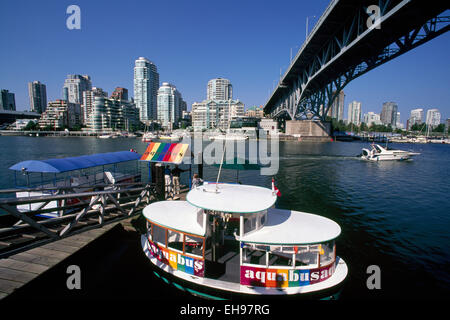 Aquabus Fähre / Wassertaxi angedockt im False Creek auf Granville Island, Vancouver, BC, Britisch-Kolumbien, Kanada Stockfoto