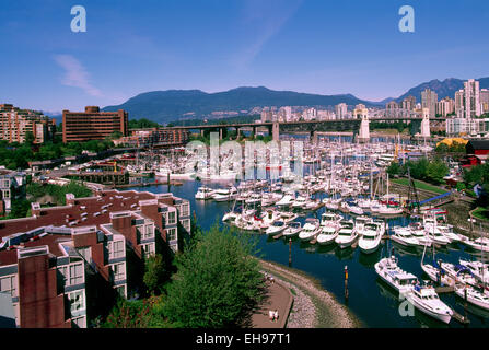 False Creek, Vancouver, BC, Britisch-Kolumbien, Kanada - Marina auf Granville Island - Westend und North Shore Mountains beyond Stockfoto