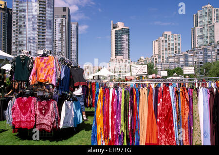 Yaletown, Vancouver, BC Britisch-Kolumbien, Kanada - Kleidung aus Indonesien zum Verkauf an Outdoor-Basar und Markt, David Lam Park Stockfoto