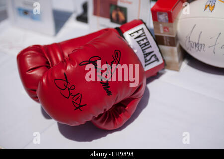 Profi-Boxer unterzeichnet Boxhandschuhe zur Versteigerung an Fonds Raiser Event - USA Stockfoto