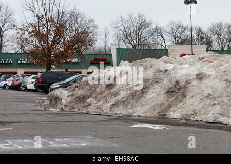 Schnee in Hügel auf Shopping-Mall Parkplatz - gepflügt Virginia USA Stockfoto