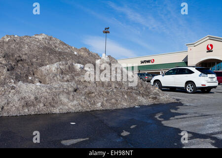 Schnee in Hügel auf Shopping-Mall Parkplatz - gepflügt Virginia USA Stockfoto