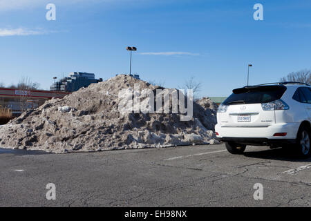 Schnee in Hügel auf Shopping-Mall Parkplatz - gepflügt Virginia USA Stockfoto