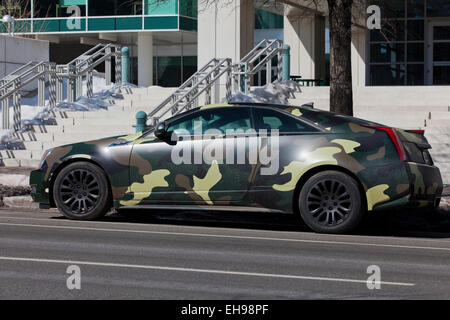 Auto mit militärische Tarnung Muster Wrap - USA Stockfoto