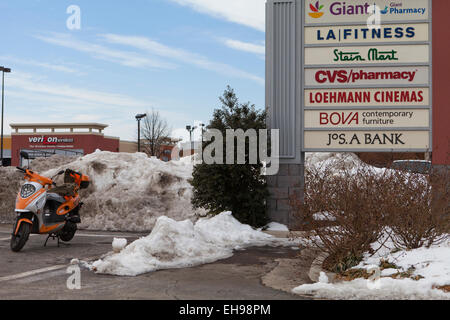 Schnee in Hügel auf Shopping-Mall Parkplatz - gepflügt Virginia USA Stockfoto