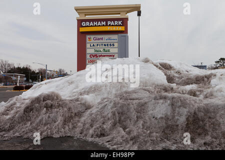 Schnee in Hügel auf Shopping-Mall Parkplatz - gepflügt Virginia USA Stockfoto